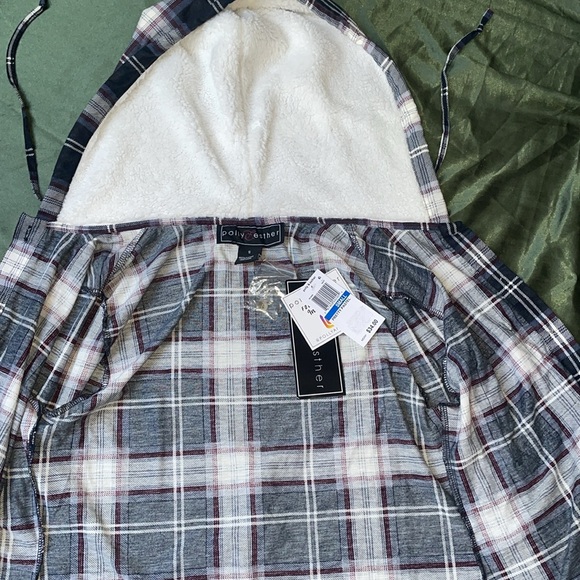 NWT Flannel women’s size small. Dark blue, maroon, white. Furry hood. - Picture 6 of 7